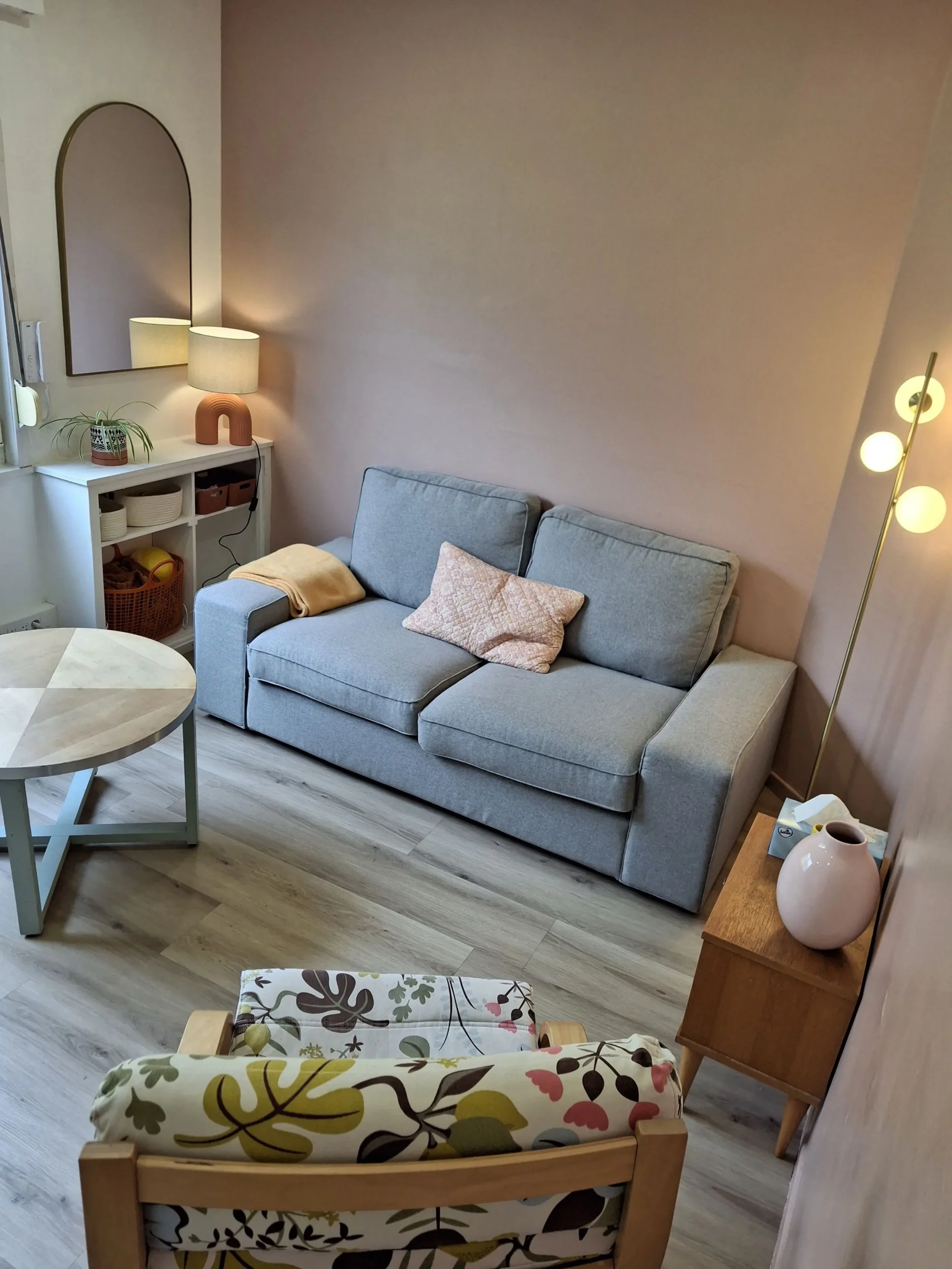 cabinet-de-psychotherapie-gestalt-a-wasquehal Cabinet de psychothérapie au couleurs douces et chaleureuses. Espace accueillant en enveloppant pour des séances de Gestalt thérapie à Wasquehal.