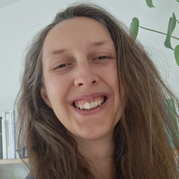 Portrait souriant et naturel de Céline Dassonneville, psychopraticienne en Gestalt thérapie à Lille et en distanciel.